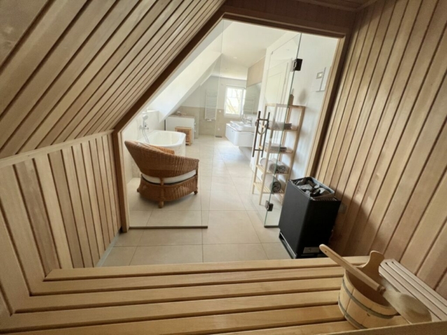 Blick aus der Sauna ins Bad