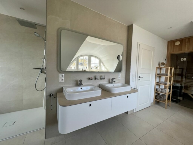 geräumiges lichtdurchflutetes Bad