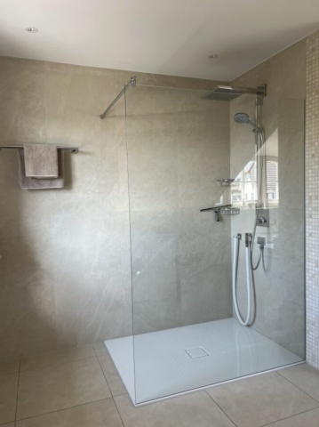 grosse offene Dusche