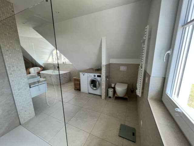 Waschtrockner im Bad